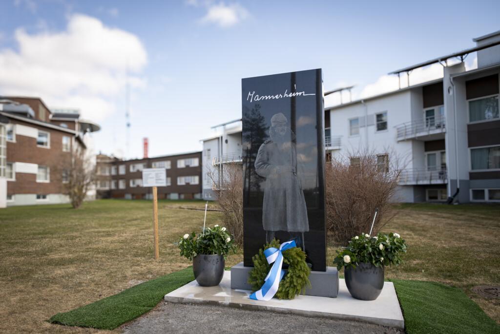 Mannerheimin patsas Härmän Kylpylän piha-alueelle