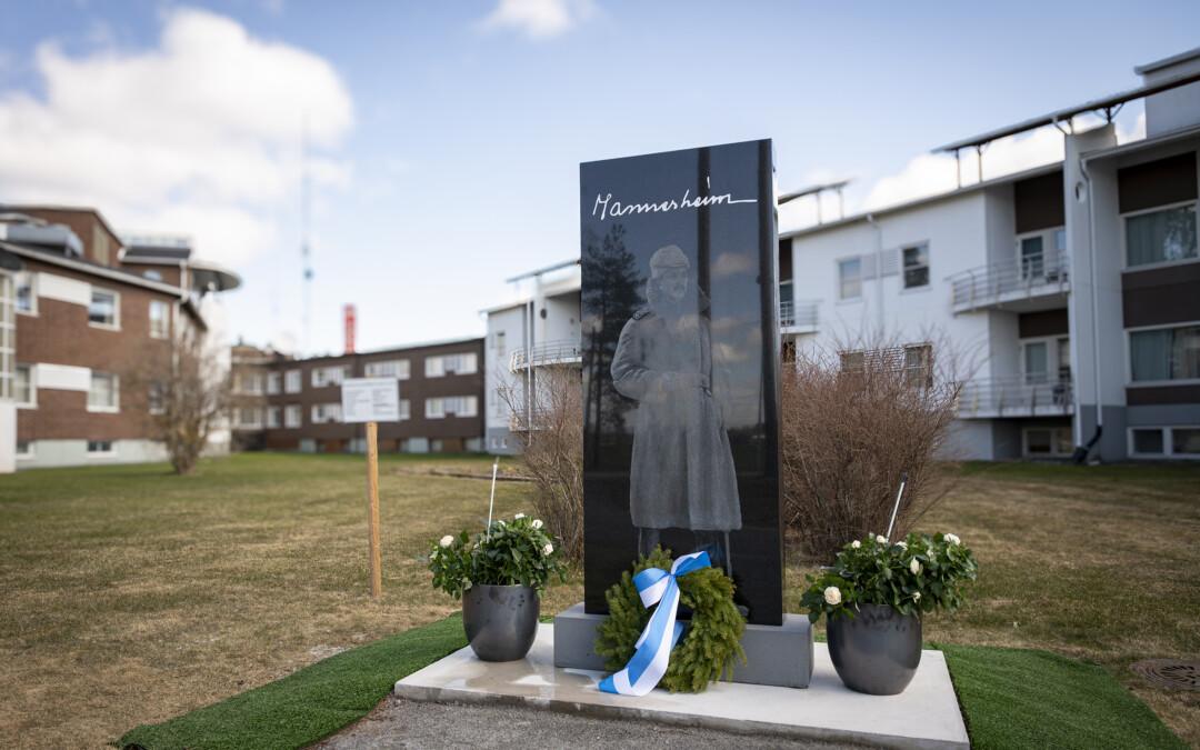 Mannerheimin patsas Härmän Kylpylän piha-alueelle