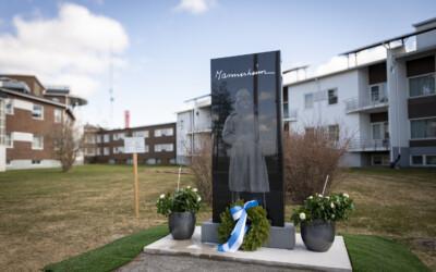 Mannerheimin patsas Härmän Kylpylän piha-alueelle